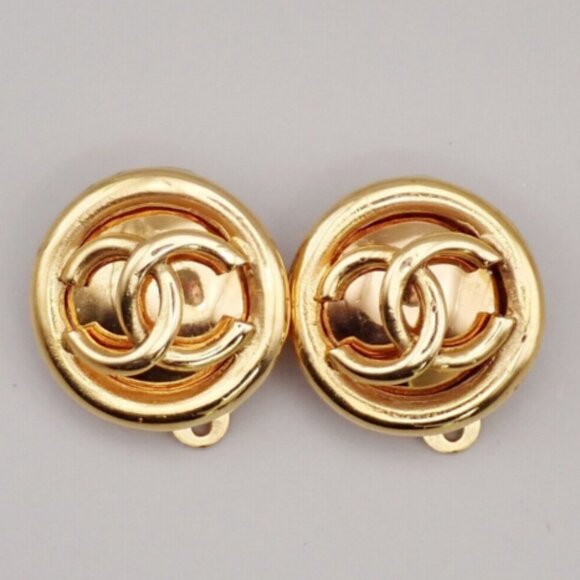 CHANEL CC Logo Round Button Earrings 93P Clip-On Gold GHW France Vintage authent - Picture 1 of 1